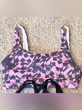 Fleo Selena Sports Bra in Cyclamen Fracture, size Medium